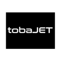 Das Logo für Tobajet, in Weiß auf schwarzem Hintergrund dargestellt.