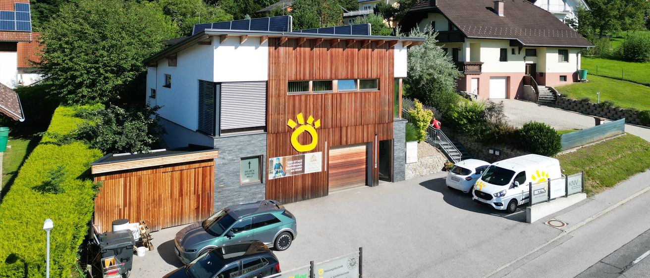 Bild enthält, Outdoors, Car, Transportation, Vehicle, Machine, Wheel, Architecture, Building, Housing, Aerial View