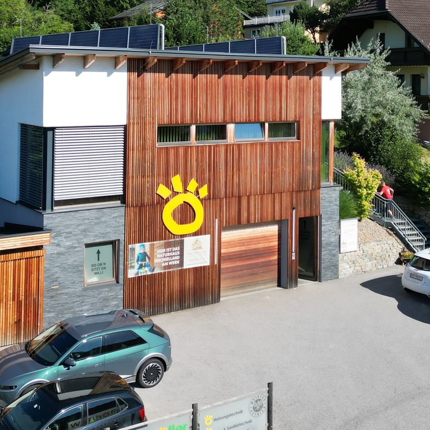 Bild enthält, Outdoors, Car, Transportation, Vehicle, Machine, Wheel, Architecture, Building, Housing, Aerial View