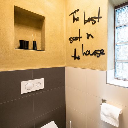 Bild enthält, Corner, Indoors, Interior Design, Cup, Text