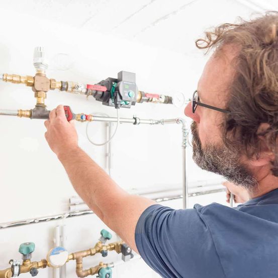 Bild enthält, Adult, Male, Man, Person, Plumbing, Head, Face