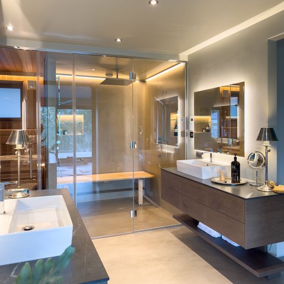 Bild enthält, Indoors, Interior Design, Sink, Architecture, Building, Sink Faucet, Bathing, Bathtub, Person, Tub