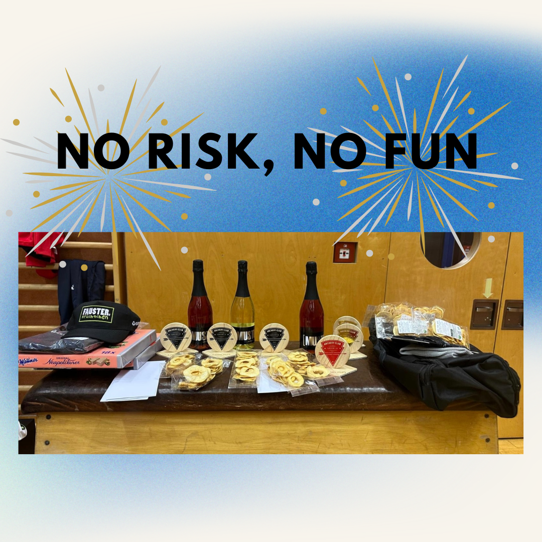 Bild enthält, Furniture, Table, Restaurant, Bottle, Alcohol, Beer, Beverage, Glass, Liquor, Advertisement