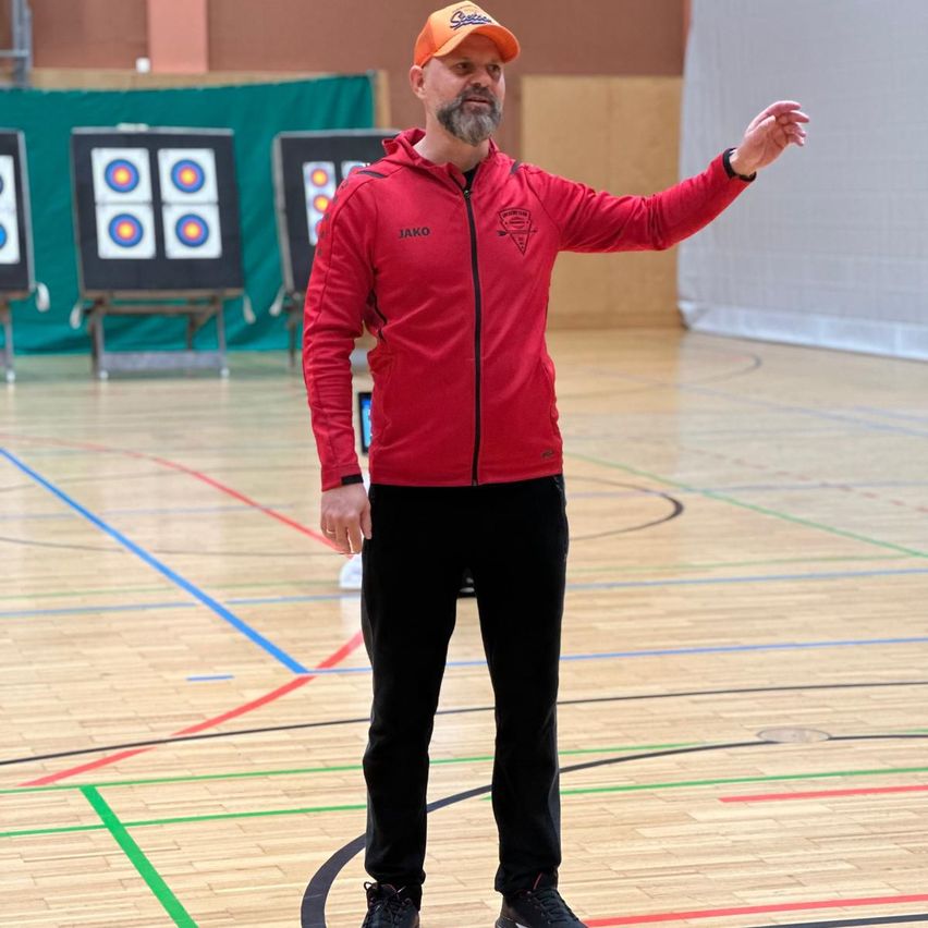 Bild enthält, Person, Solo Performance, Adult, Male, Man, Head, Face, Happy, Throwing, Hoodie