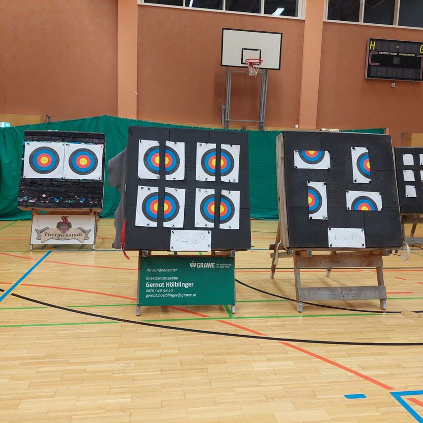 Bild enthält, Weapon, Bow, Archery, Sport, Mailbox, Blackboard