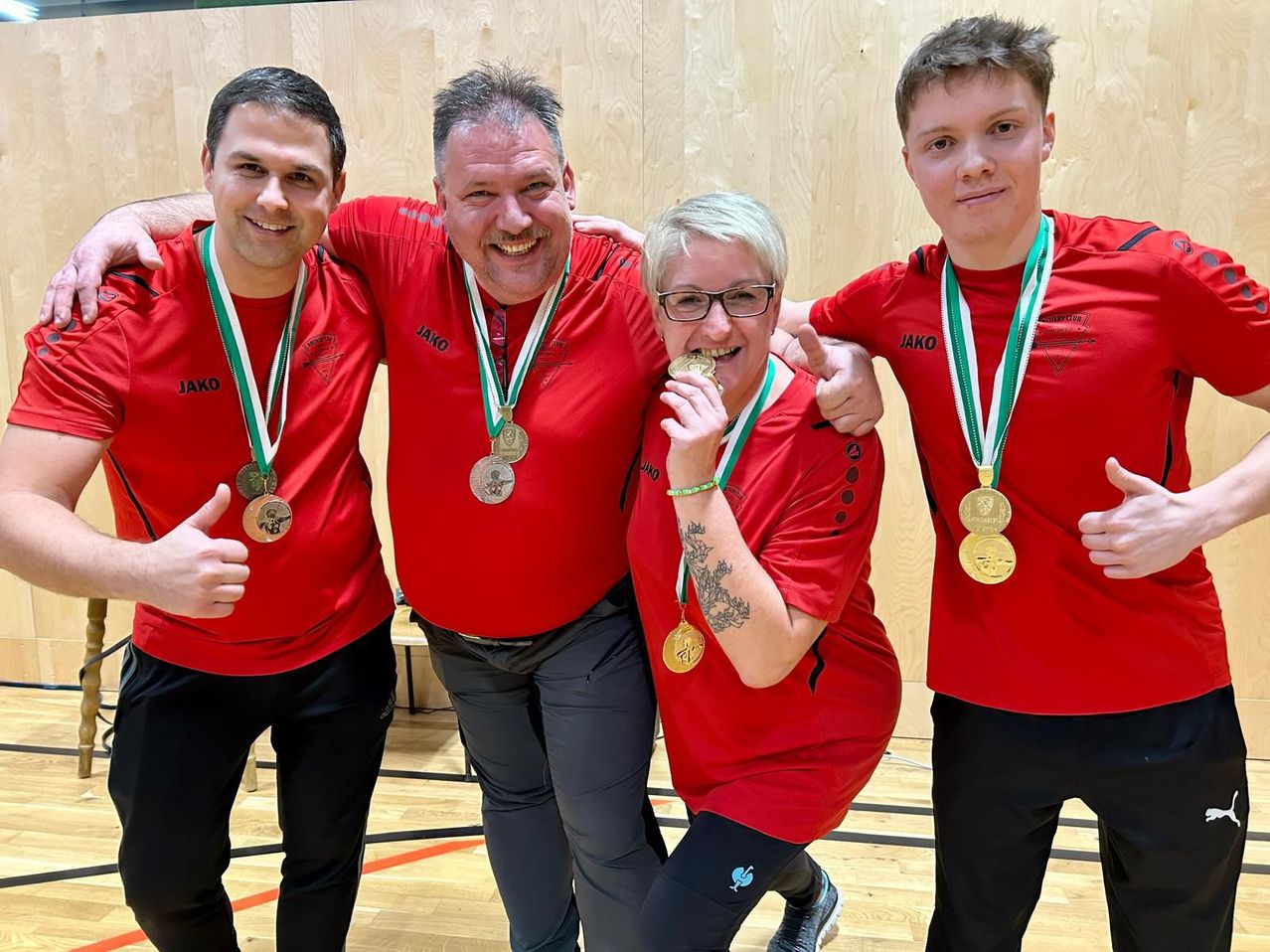 Bild enthält, Gold, Adult, Male, Man, Person, Face, Head, Happy