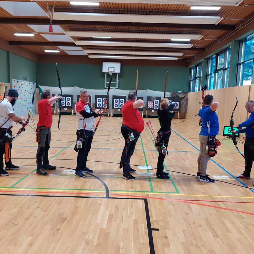 Bild enthält, Archery, Bow, Weapon, Archer, Person, Adult, Male, Man, Footwear, Shoe