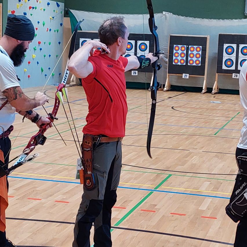 Bild enthält, Weapon, Archery, Bow, Sport, Archer, Person, Blackboard