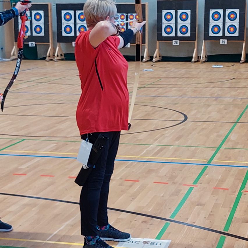 Bild enthält, Weapon, Archery, Bow, Sport, Archer, Person, Ice Hockey Stick, Rink, Skating, Sword