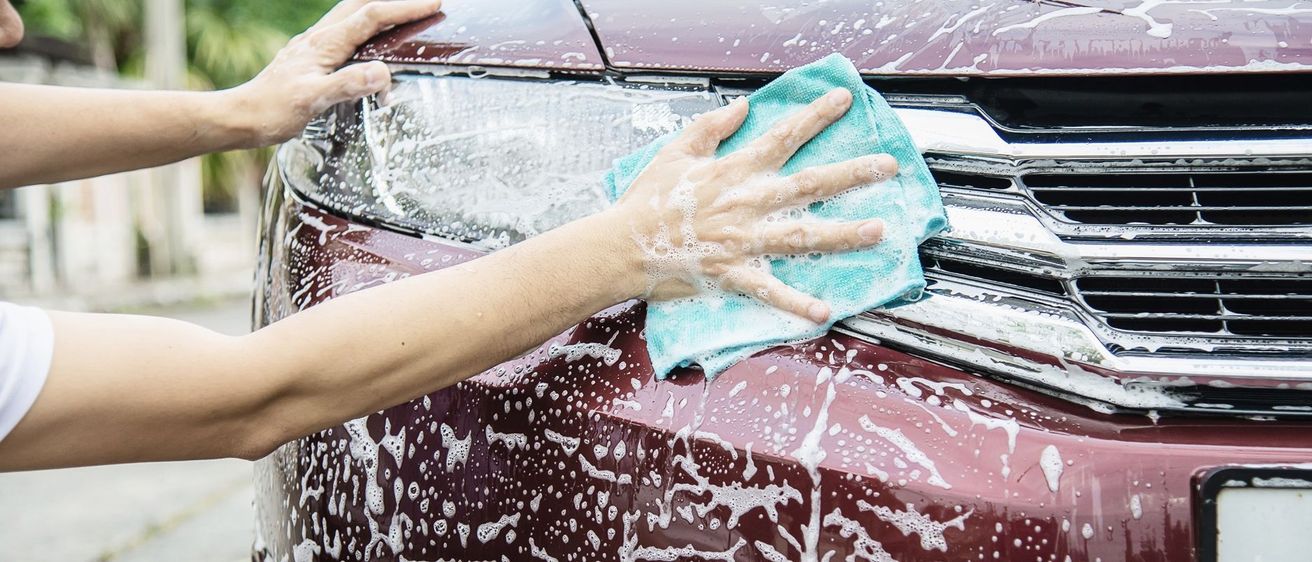 Bild enthält, Car, Car Wash, Transportation, Vehicle, Adult, Female, Person, Woman