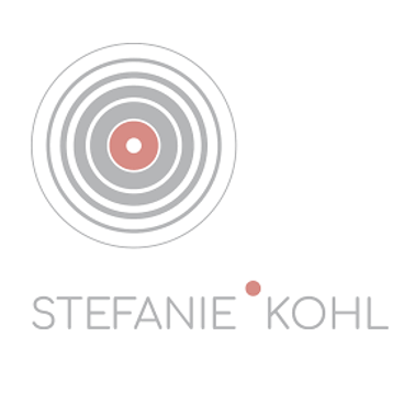 Ein Logo mit einem kreisförmigen Design, das konzentrische graue Ringe mit einem roten Punkt in der Mitte enthält. Darunter steht der Name 'Stefanie Kohl' in fetten, großgeschriebenen Buchstaben.