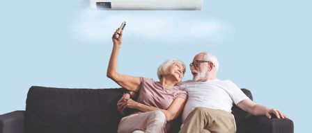 Eine Werbung von Gutmann Installationen zeigt ein Paar, das kühle Luft von einer Klimaanlage genießt. Ein Angebot zum Gewinnen einer Klimaanlage im Wert von 2.500 € wird ebenfalls hervorgehoben.