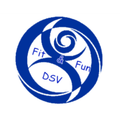 Eine Illustration von Frauen in verschiedenen Farben, die auf einem weißen Hintergrund zusammen tanzen, mit einem Logo auf der linken Seite.