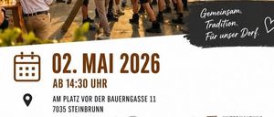 Ein Plakat kündigt das Dorffest am 2. Mai 2026 um 14:30 Uhr an. Teilnehmer heben einen Holzpfahl, umgeben von Schaulustigen. Verschiedene Getränke und Speisen sind aufgeführt. Die Veranstaltung verspricht Unterhaltung, einschließlich traditioneller Musik und Kinderspiele.