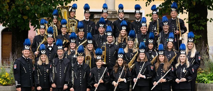 Bild enthält, Group Performance, Music Band, Person, People, Adult, Female, Woman, Baton, Male, Man