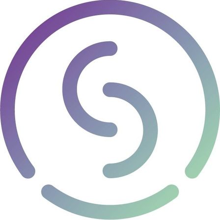 Ein kreisförmiges Logo mit einem Farbverlauf von Lila, Blau und Grün. Das Logo zeigt ein stilisiertes 'S' in der Mitte.