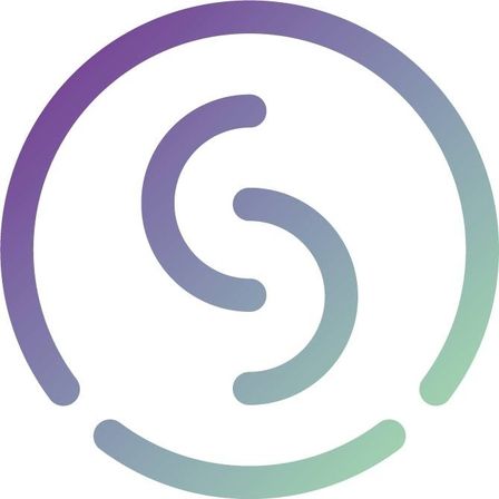 Das Bild zeigt ein kreisförmiges Logo mit einem Farbverlauf, der von Lila über Blau zu Grün wechselt. Die zentrale Form ähnelt einem stilisierten 'S', das innerhalb des Kreises eingeschlossen ist.