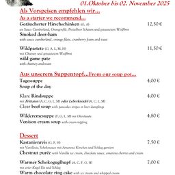 Menü vom 01. Oktober bis 02. November 2025. Vorspeisen umfassen geräucherten Hirschschinken mit Cumberland-Sauce, Orangenfilets, Preiselbeerschaum und getoastetem Weißbrot. Suppenoptionen sind Rindersuppe mit Pfannkuchen oder Leberknödel und Wildcremesuppe mit Sahnehaube. Desserts enthalten Kastanien-Püree mit Vanilleeis, Schokoladensauce, Amarenakirschen und Schlagsahne sowie warmen Schokoladenringkuchen mit Eiscreme und Schlagsahne.