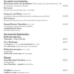 Als Vorspeise kann man Beef Tartare mit Zwiebelringen und Toast wählen. Suppenoptionen sind Rindsuppe oder Bärlauchcremesuppe. Desserts umfassen Latte-Macchiato-Törtchen und Vanilleeis mit Kürbiskernöl.
