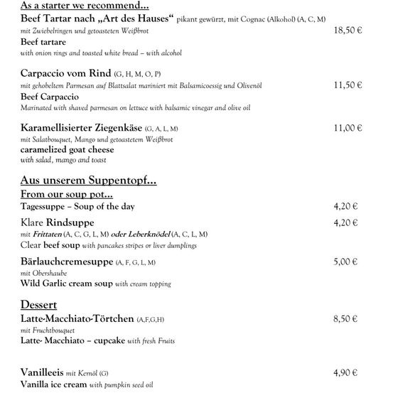 Als Vorspeise kann man Beef Tartare mit Zwiebelringen und Toast wählen. Suppenoptionen sind Rindsuppe oder Bärlauchcremesuppe. Desserts umfassen Latte-Macchiato-Törtchen und Vanilleeis mit Kürbiskernöl.