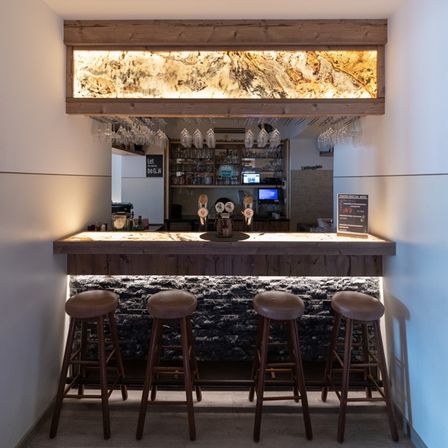 Bild enthält, Pub, Bar, Bar Counter, Furniture, Bar Stool, Indoors, Interior Design, Architecture, Building, Monitor
