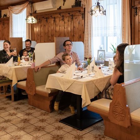 Bild enthält, Dining Room, Dining Table, Indoors, Table, Chair, Person, Adult, Male, Man, Restaurant