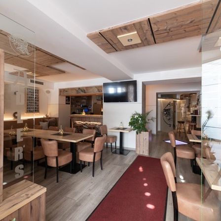 Bild enthält, Dining Room, Dining Table, Furniture, Indoors, Table, Interior Design, Restaurant, Cafeteria, Cafe, Chair