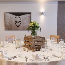 Bild enthält, Table, Chair, Tabletop, Knife, Fork, Indoors, Cup, Lamp, Spoon, Flower Arrangement