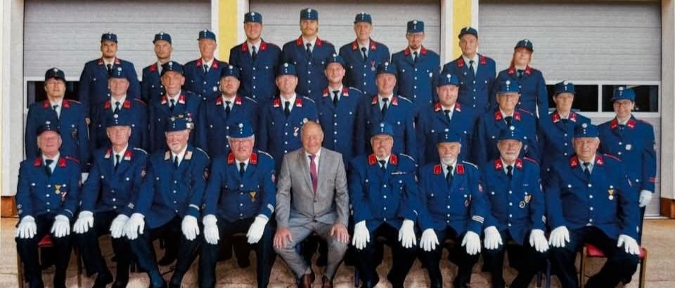 Bild enthält, People, Person, Glove, Adult, Male, Man, Baseball Cap, Coat, Officer, Tie