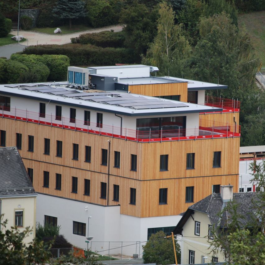 Bild enthält, Building, Office Building, House, Housing, Roof, Outdoors, Monastery, Car, Condo, City