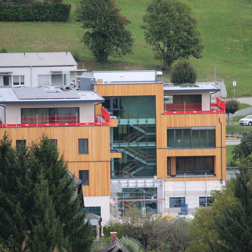 Bild enthält, Tree, Fir, Building, Conifer, Neighborhood, Spruce, Car, Housing, Condo, Outdoors