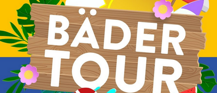 Ein Holzschild mit den Worten 'Bader Tour', umgeben von Sonne, Regenschirm und tropischen Pflanzen.