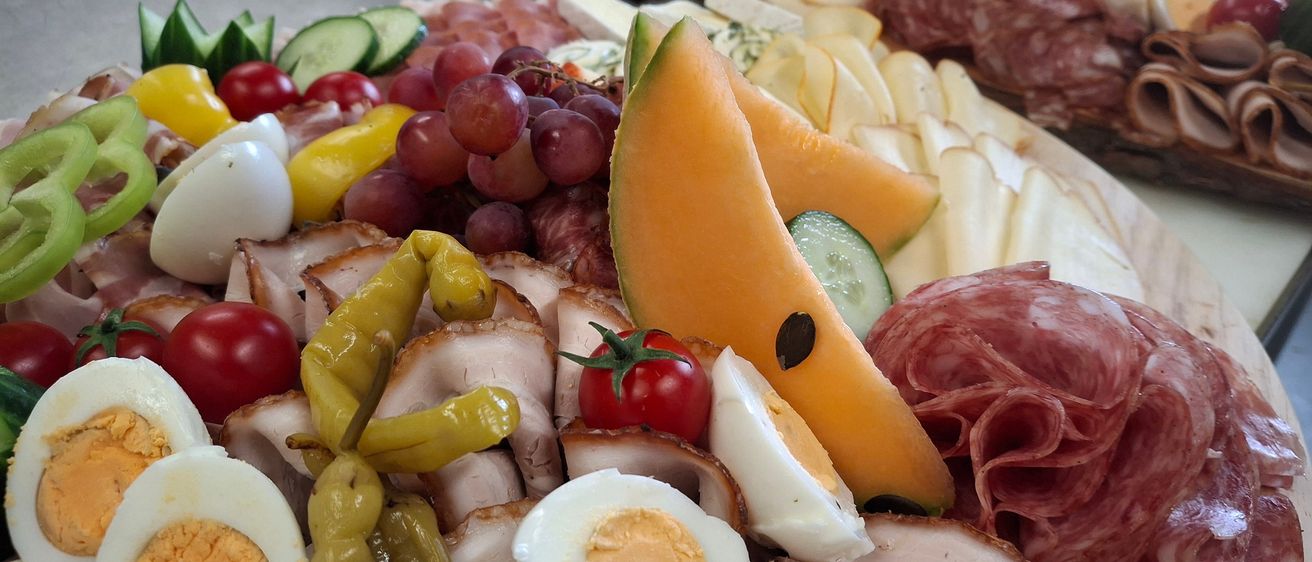 Bild enthält, Brunch, Food, Meal, Dish, Platter, Cafeteria, Restaurant, Egg, Food Presentation, Buffet