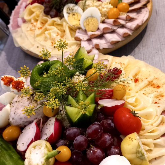 Bild enthält, Dish, Food, Meal, Platter, Brunch, Food Presentation, Cafeteria, Restaurant, Egg, Lunch