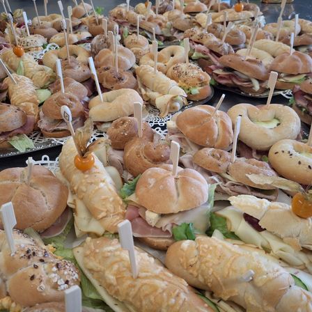 Bild enthält, Burger, Food, Meal, Bread, Bun, Cafeteria, Indoors, Restaurant, Brunch, Lunch