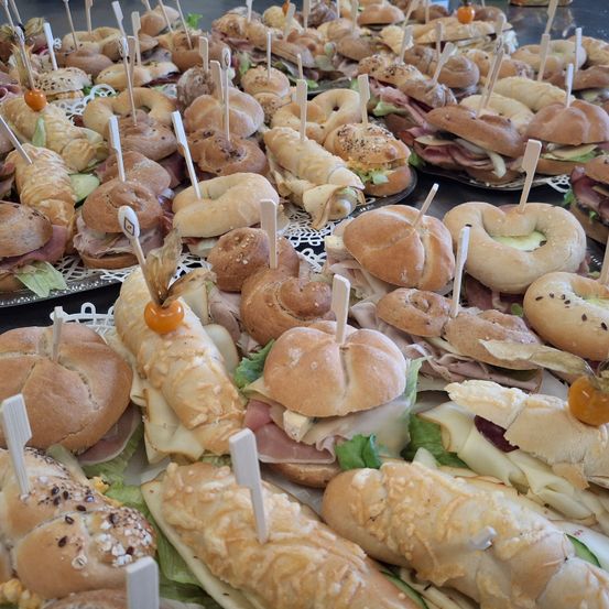 Bild enthält, Burger, Food, Meal, Bread, Bun, Cafeteria, Indoors, Restaurant, Brunch, Lunch