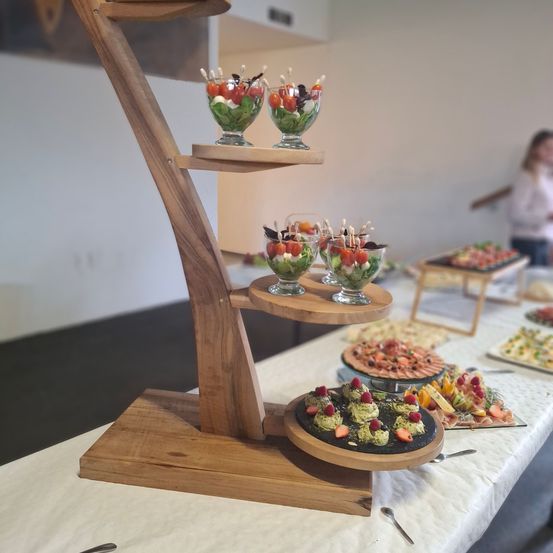 Bild enthält, Brunch, Food, Food Presentation, Person, Furniture, Face, Head