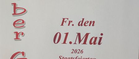 Ein Schild in rotem Schriftzug auf weißem Hintergrund lautet 'Lieber Gast Wir haben am Fr. den 01.Mai 2026 Staatsfeiertag geschlossen.' Das Datum ist der 1. Mai 2026.