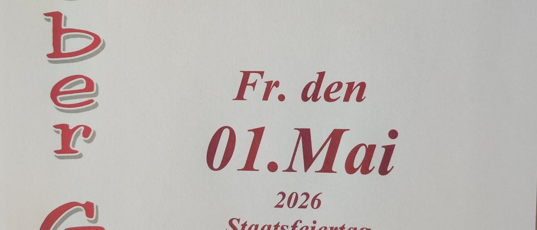 Ein Schild in rotem Schriftzug auf weißem Hintergrund lautet 'Lieber Gast Wir haben am Fr. den 01.Mai 2026 Staatsfeiertag geschlossen.' Das Datum ist der 1. Mai 2026.