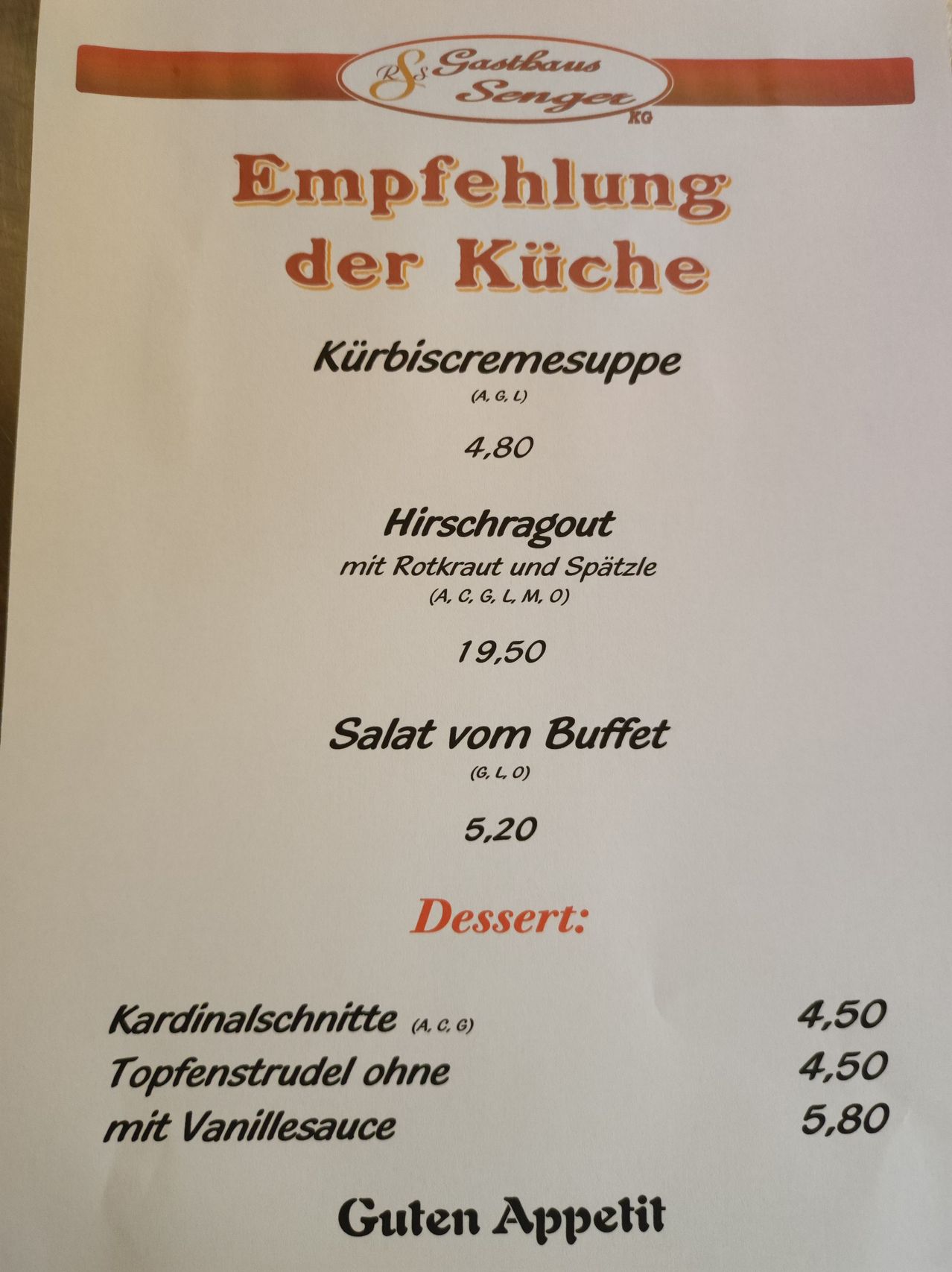 Ein Menü mit Kürbiscremesuppe für 4,80, Hirschragout für 19,50, Salat für 5,20 und Desserts wie Kardinalschnitten und Topfenstrudel jeweils für 4,50.