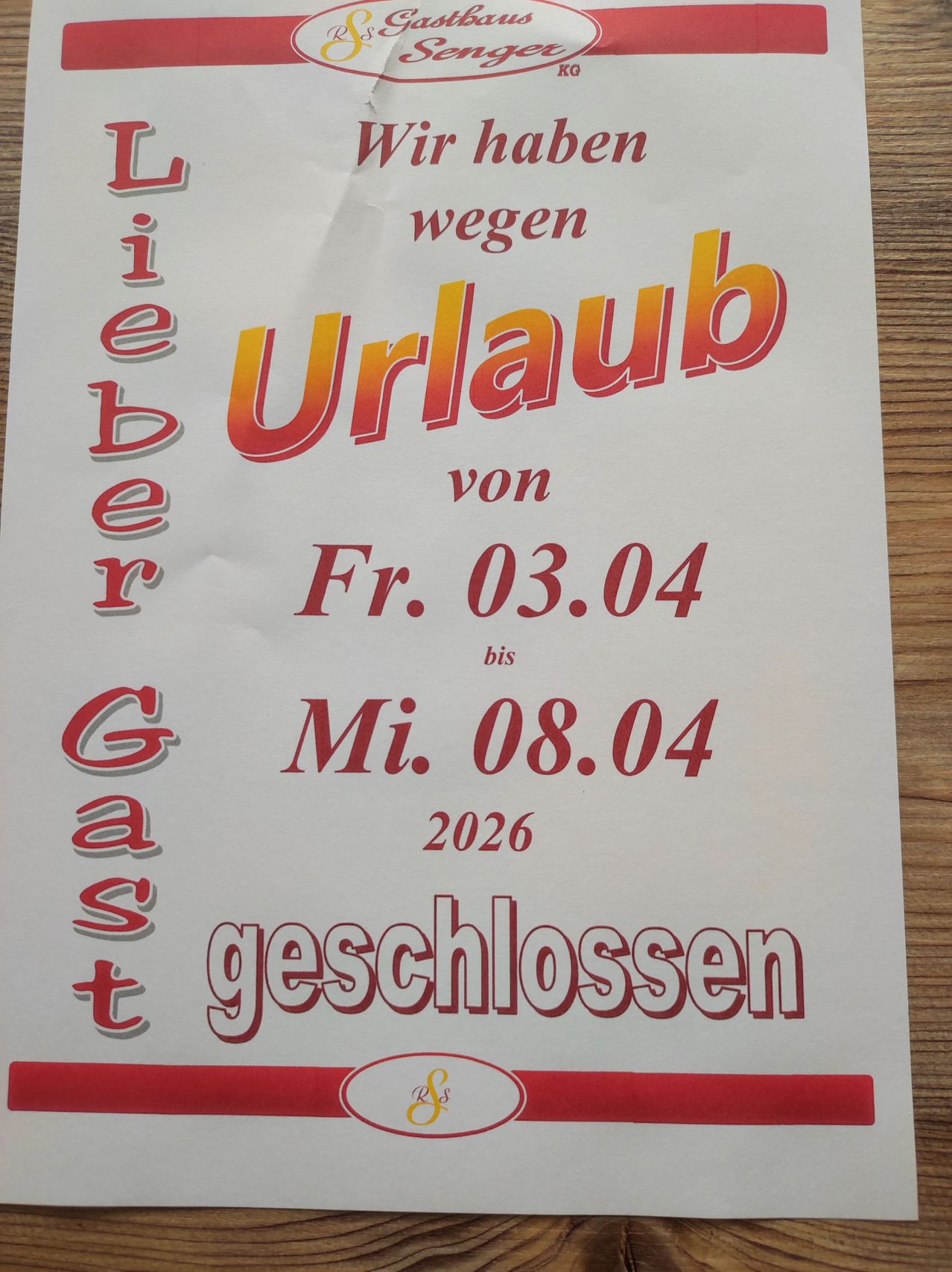 Ein weißer Aushang mit roten Buchstaben teilt mit, dass der Betrieb wegen Urlaub vom 03.04. bis 08.04.2026 geschlossen ist.