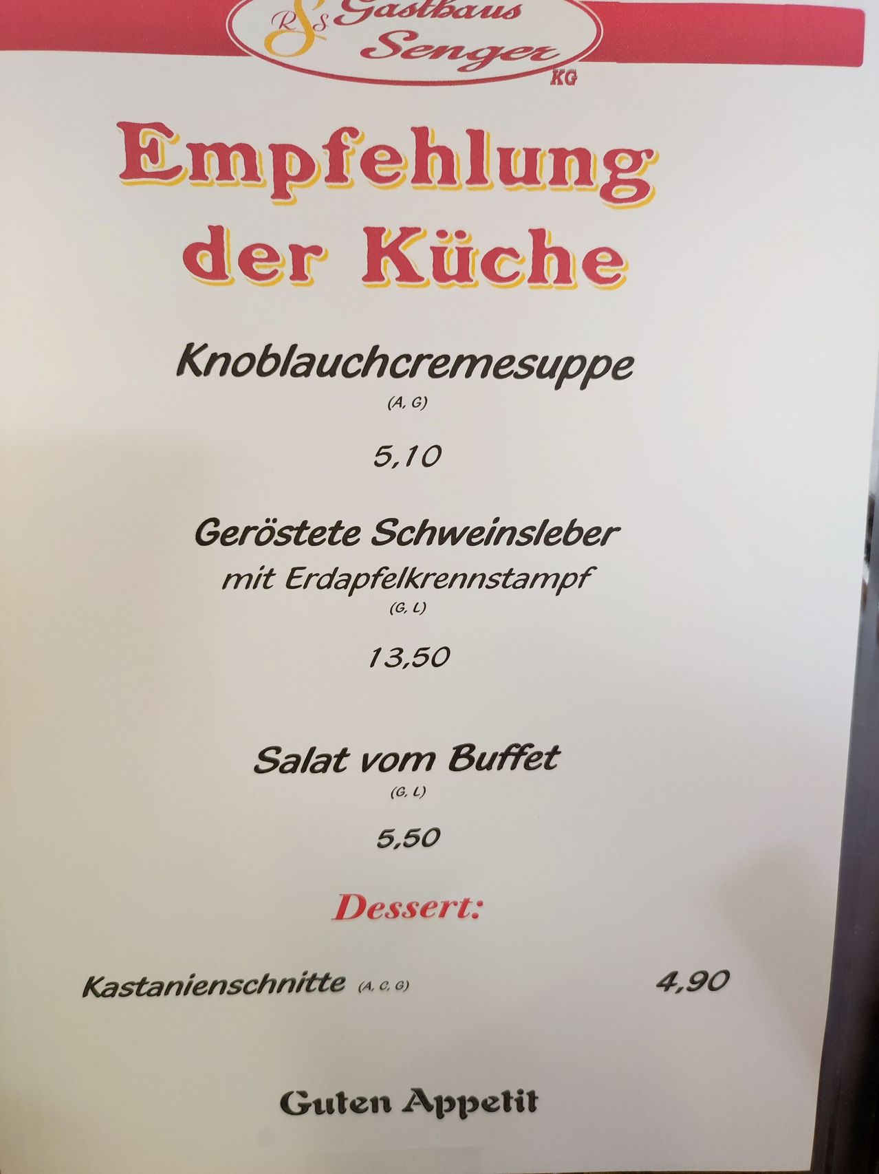Ein Menü von Gasthaus Senger mit Knoblauchcremesuppe, gebratenem Schweinelendenstück mit Kartoffelknödel, Salat vom Buffet und einer Nachspeise aus Kastanienscheiben.