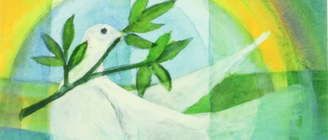 Ein abstraktes Gemälde zeigt eine weiße Taube, die einen Zweig mit grünen Blättern im Schnabel trägt. Die Taube fliegt vor einem leuchtenden Regenbogen vor blauem Hintergrund.