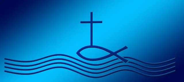 Ein blauer Hintergrund zeigt ein großes christliches Kreuz und ein Fischsymbol, das auf Wellen schwimmt. Das Kreuz ist zentral über dem Fisch positioniert, mit Wellen, die um sie herumfließen.