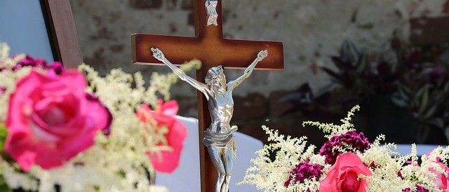 Bild enthält, Cross, Symbol, Flower, Flower Arrangement, Plant, Flower Bouquet, Rose