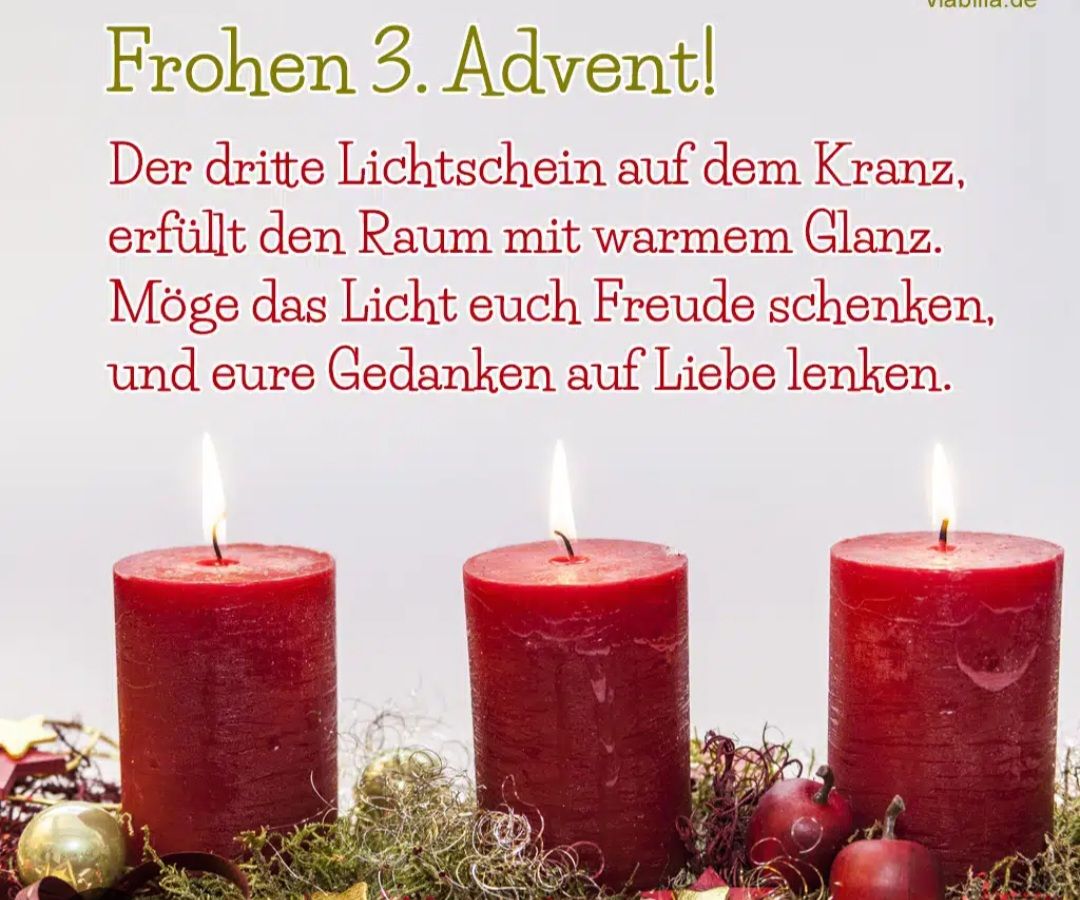 Drei rote Kerzen sind vor einem Kranz angezündet, mit den Worten 'Frohen 3. Advent!' oben. Darunter ist eine Nachricht geschrieben, und unten sind einige rote Äpfel.