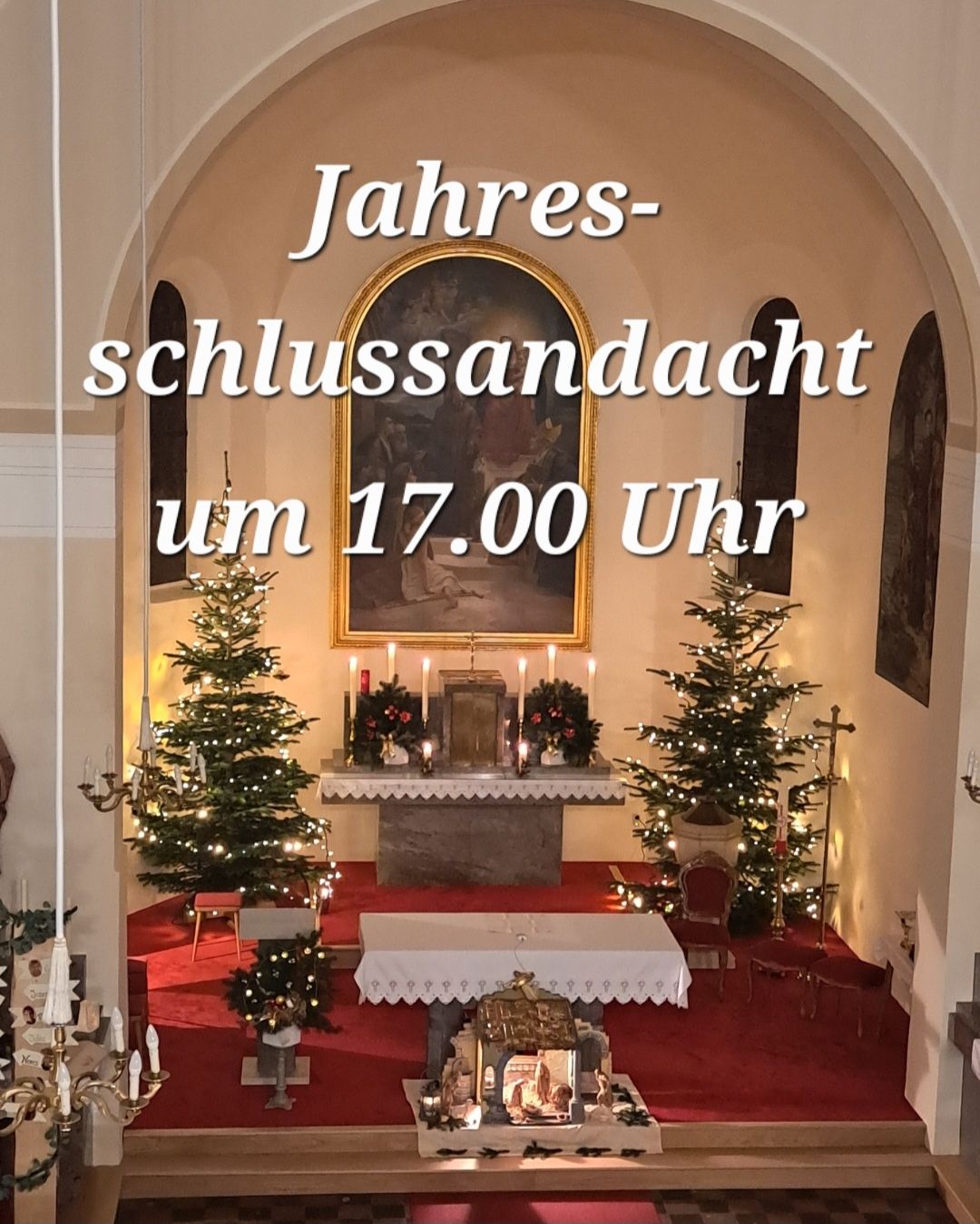 Das Innere einer Kirche mit zwei geschmückten Weihnachtsbäumen, einem zentralen Altar mit brennenden Kerzen und einem großen Gemälde darüber. Der Textüberlagerung lautet 'Jahres-schlussandacht um 17.00 Uhr'.