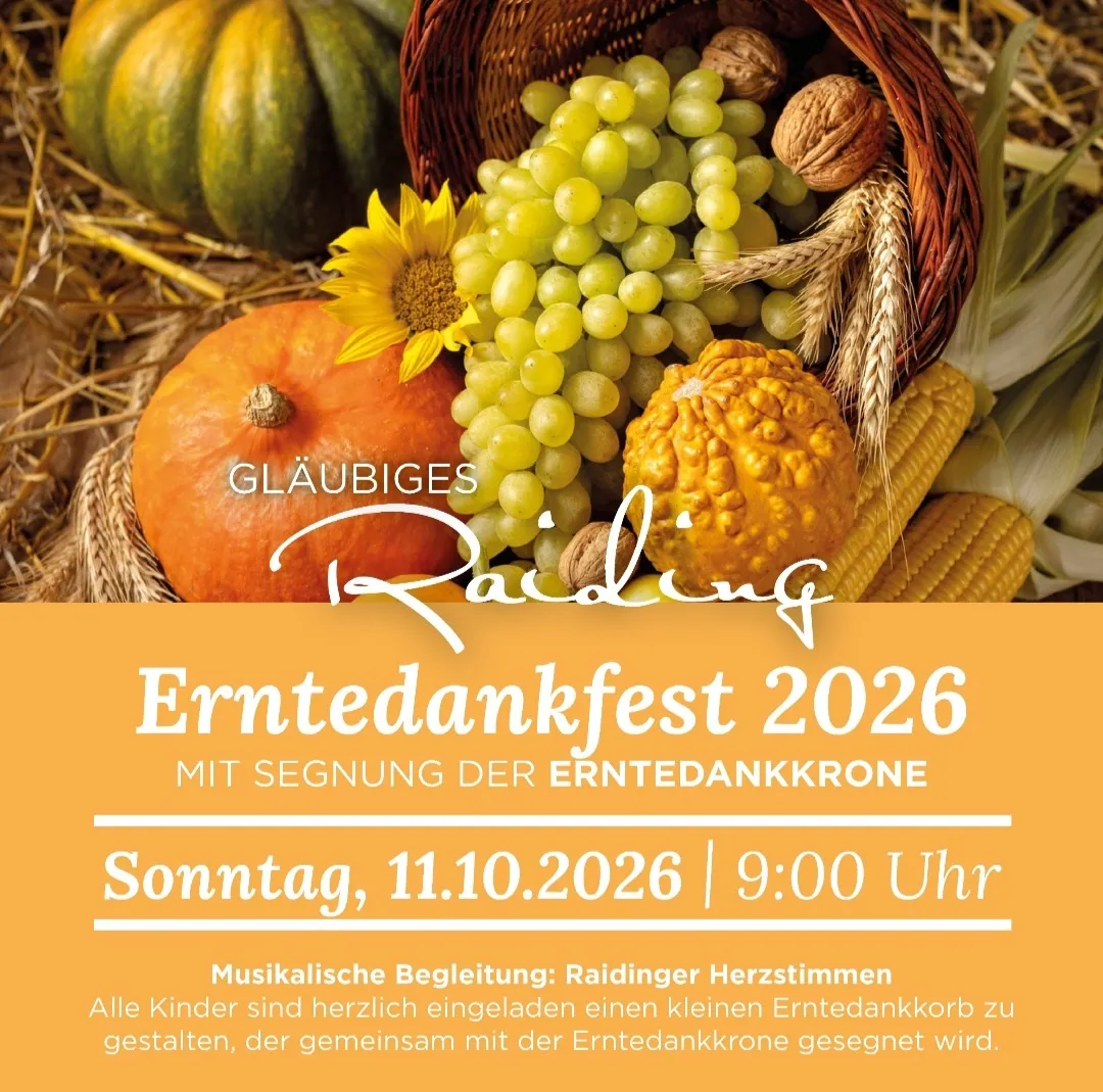 Ein Plakat für das Erntedankfest 2026 mit einem Korb voller Herbstfrüchte und -gemüse.