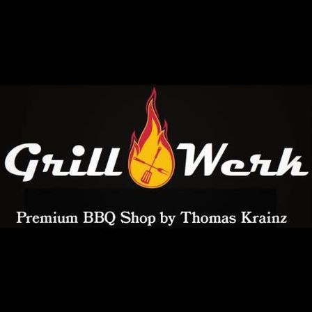 Das Grill Werk Logo zeigt ein feuriges Design mit einem Grillwerkzeug auf schwarzem Hintergrund. Es steht für 'Premium BBQ Shop von Thomas Krainz.'