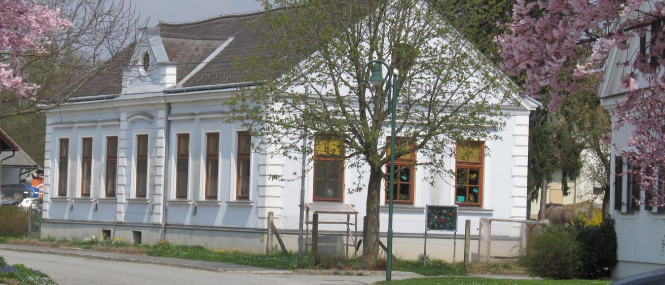 Bild enthält, Flower, Plant, Car, Vehicle, Machine, Wheel, Building, Road, Cherry Blossom, Grass